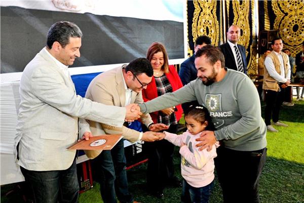 وسط أجواء من الفرحة تسليمعقود سكن لكل المصريين