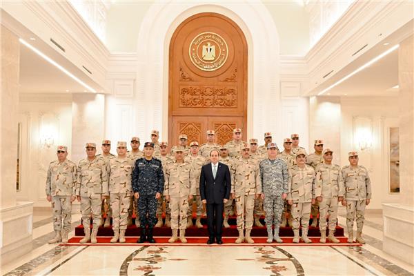 جانب من اجتماع الرئيس السيسي بعدد من قادة القوات المسلحة 