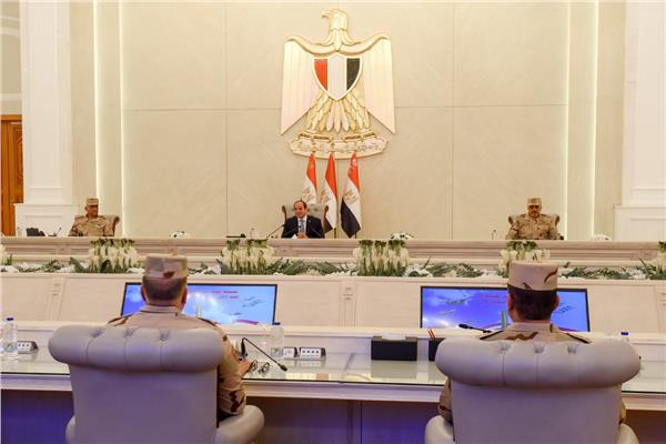 جانب من اجتماع الرئيس السيسي بعدد من قادة القوات المسلحة 
