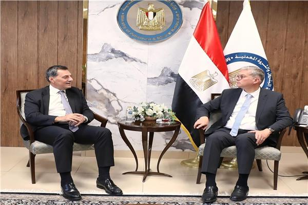 وزير البترول والثروة المعدنية  و الرئيس التنفيذي لشركة انرجيان اليونانية