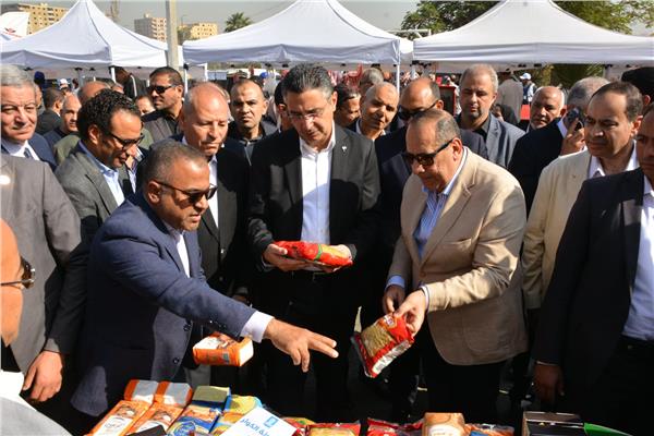 وزير التموين خلال  تفقدسوق اليوم الواحد بحلوان 