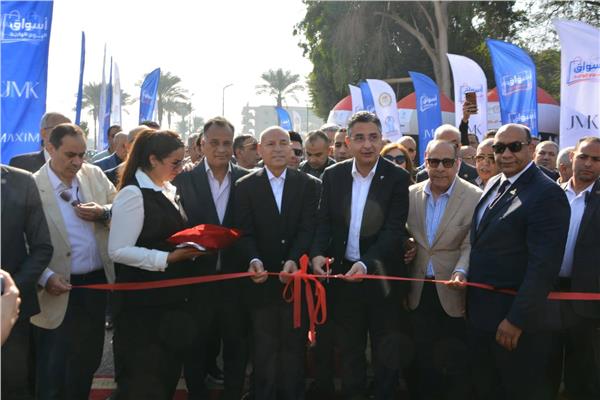  وزير التموين خلال افتتاح  سوق اليوم الواحد بحلوان