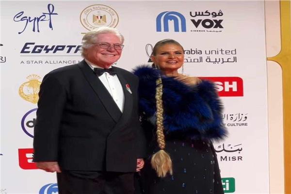 يسرا وحسين فهمي في حفل ختام مهرجان القاهرة السينمائي الدولي