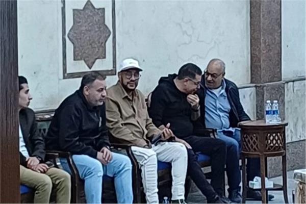 عصام كاريكا ومجدي فكري يقدمان واجب العزاء في عادل الفار