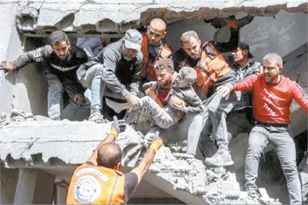 فلسطينيون ينتشلون جثامين ذويهم من تحت الأنقاض
