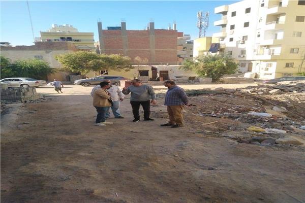 رئيس مدينة الغردقة يتفقد أعمال التطوير بمنطقة القيادات