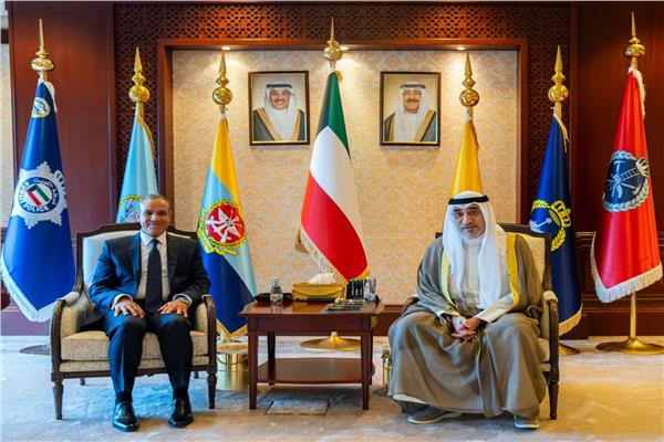  وزير الخارجية والهجرة يجتمع مع رئيس الوزراء بالإنابة ووزير الداخلية ووزير الدفاع الكويتي  