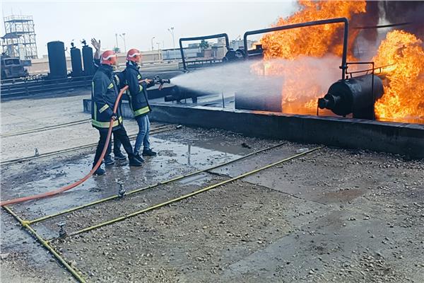 جانب من الدورة التدريبية لمواجهة الحرائق
