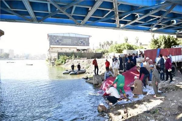 صورة خلال إلقاء زريعة البلطي