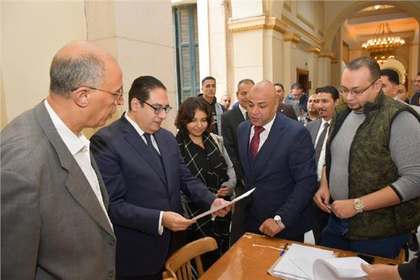 رئيس جامعة القاهرة يجري جولة تفقدية لمتابعة سير العملية الانتخابية بالكليات