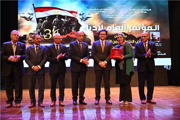 الزميلة نادية البنا تتسلم درع تكريم الراحل جمال الغيطاني