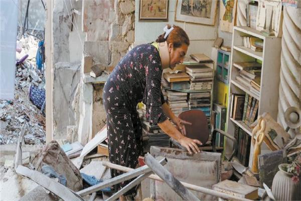 لبنانية تتفقد الدمار الذى لحق بمنزلها خلال القصف الإسرائيلى