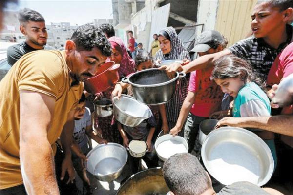 الفلسطينيون يتضورون جوعًا جراء منع الاحتلال الطعام عنهم