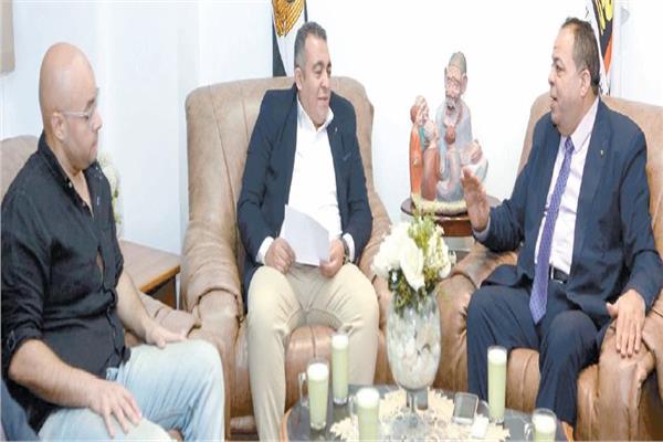 رئيس هيئة محو الأمية أثناء حواره مع الأخبار