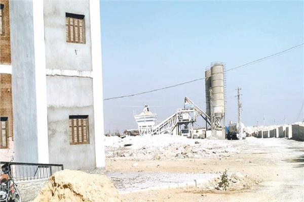 المدرسة وبجوارها محطة الخرسانة