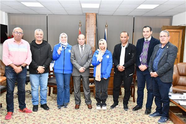رئيس جامعة قناة السويس يكرم الطالبتين بطلات الرماية