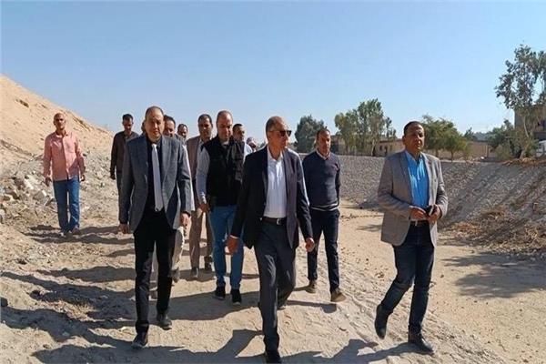 اللواء عماد كدواني، محافظ المنيا خلال الجولة