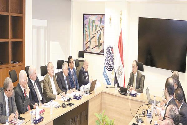 المهندس محمد شيمى يجتمع مع رؤساء الشركات التابعة للقابضة للصناعات المعدنية