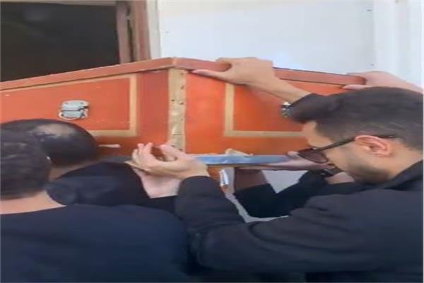 لحظة وصول جثمان والد زوجة حمادة هلال