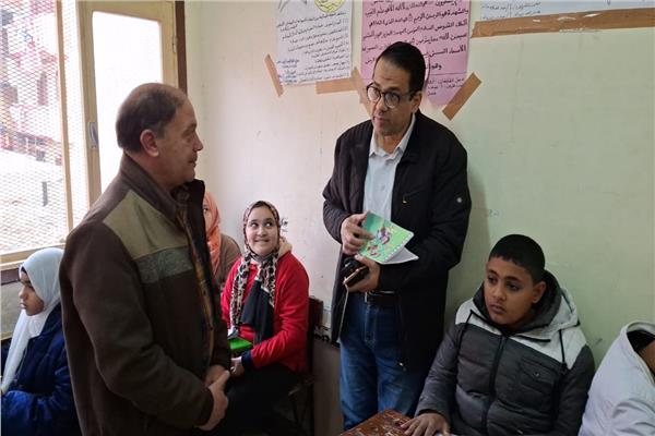 ناصر حسن وكيل وزارة التربية والتعليم بالغربية خلال الجولة