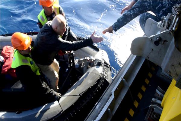 القوات البحرية تواصل جهود البحث عن مفقودين وناجين فى حادث غرق المركب السياحى| صور