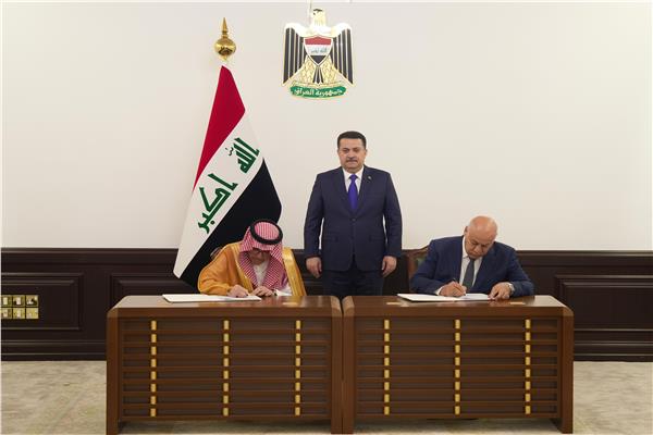 جانب من توقيع الاتفاقيات