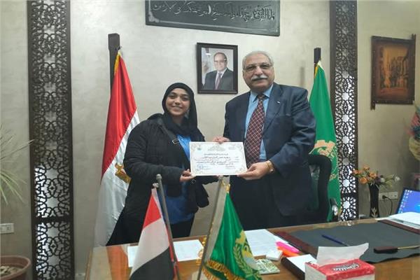 مصطفى عبده مدير مديرية التربية والتعليم بالقليوبية يكرم الطالبة رحمة