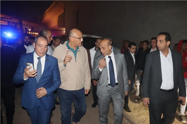 محافظ القليوبية ومدير الأمن خلال تفقدهما موقع حريق مصنع الزيوت بميت حلفا