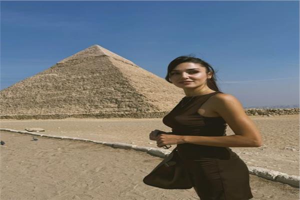 الممثلة التركية هاندا ارتشيل تزور الأهرامات