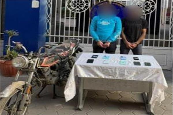 المتهمان وبحوزتهما المضبوطات