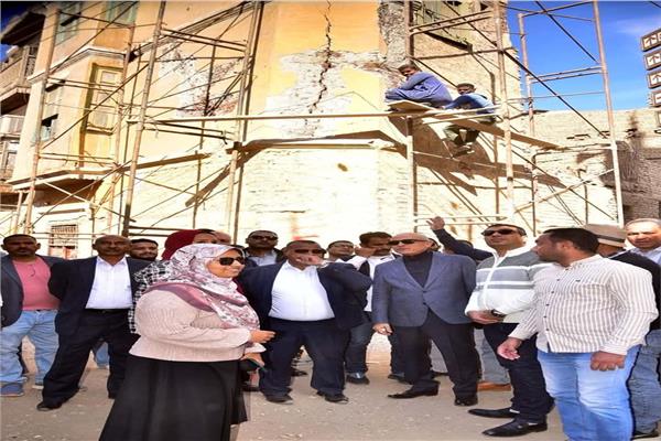 محافظ الأقصر يتفقد أعمال تطوير المنطقة المحيطة بمعبد إسنا 