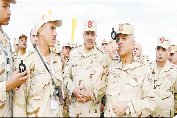  الفريق أول عبدالمجيد صقر القائد العام للقوات المسلحة وزير الدفاع والإنتاج الحربى يتفقد الوحدات