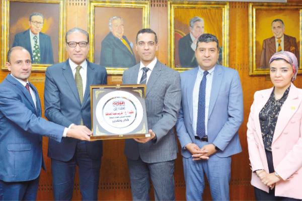  المتحدث العسكرى للقوات المسلحة يتسلم درع «أخبار اليوم»