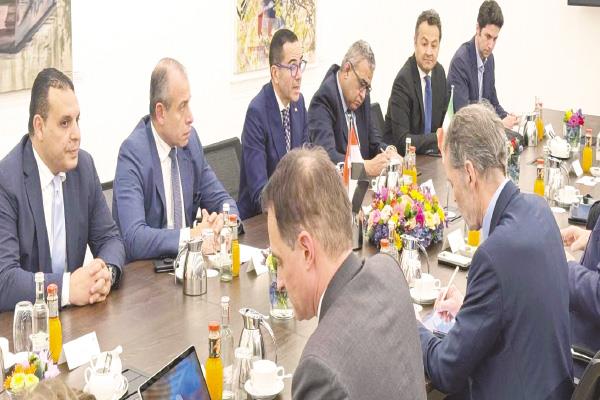  وزير الاستثمار والتجارة الخارجية خلال لقائه ناتانيل ليمينسكى