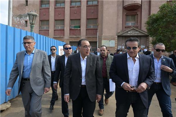 رئيس الوزراء خلال جولته التفقدية