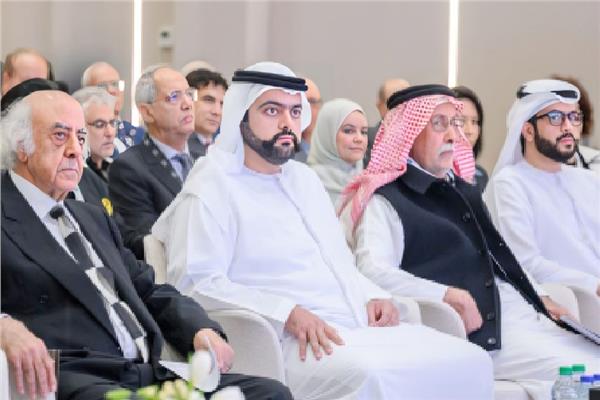الشيخ محمد بن حمد الشرقى مع أحمد السماحى ود. عبدالله الغذامى ود. أحمد برقاوى فى افتتاح المؤتمر