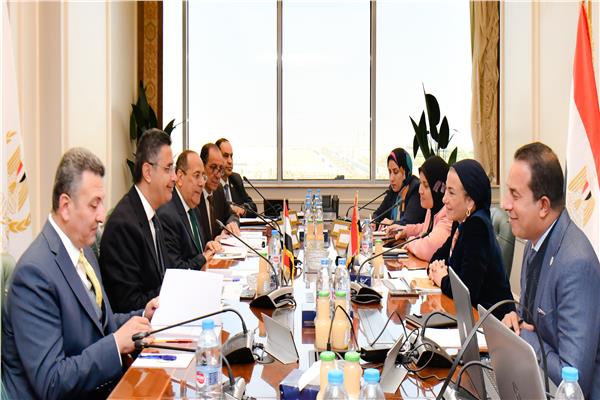 اجتماع الدكتور شريف فاروق وزير التموين والتجارة الداخلية مع الدكتورة ياسمين فؤاد