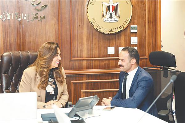 محرر الأخبار مع وزيرة التنمية المحلية