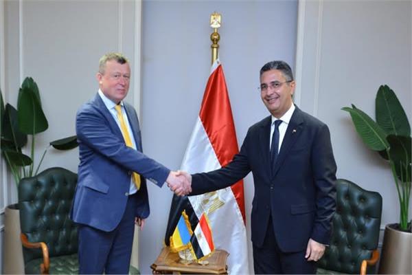 وزير التموين يلتقي السفير الأوكراني