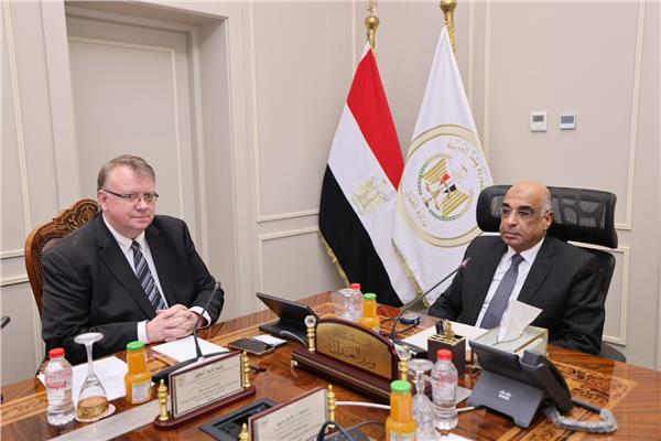 المستشار عدنان فنجري وزير العدل خلال استقباله إريك أوشلين مدير مكتب منظمة العمل الدولية