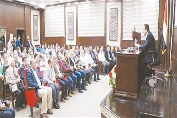 د.خالد عبدالغفار يلتقى الأطباء والفرق الطبية بمعهد القلب