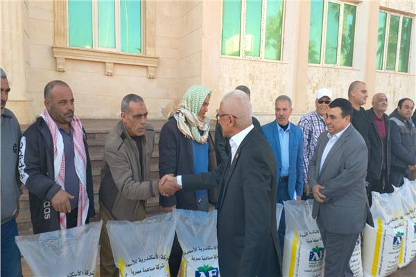 توزيع الأسمدة على المزارعين بالعريش