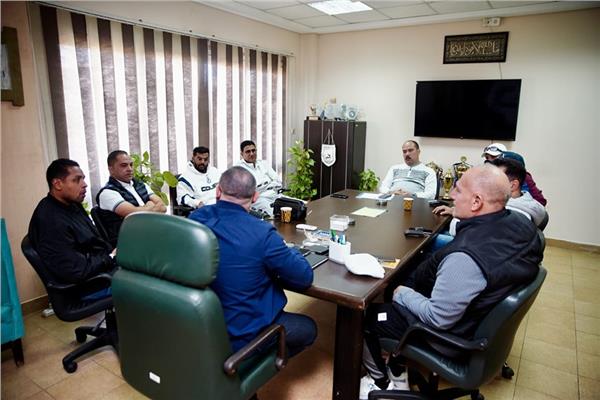 جانب من اجتماع إدارة إنبي مع محمد إسماعيل المدير الفني للفريق