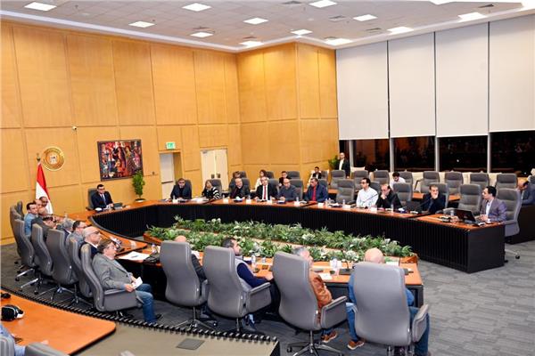 جانب من اجتماع وزير الإسكان مع شركات المقاولات العاملة بمشروع تطوير "التجلى الأعظم"