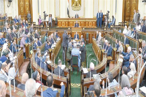 شريف فتحى خلال إلقاء البيان بمجلس النواب