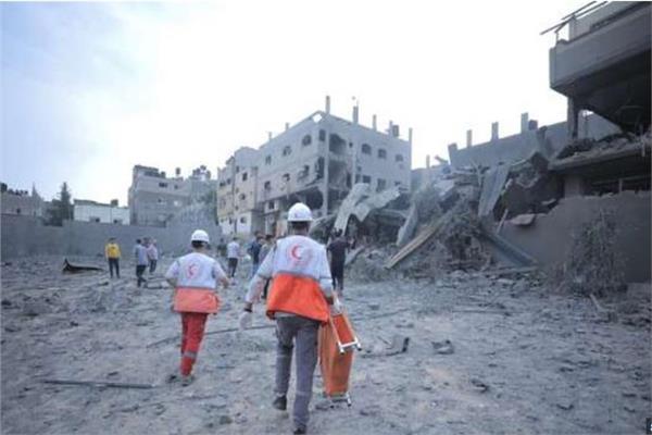 عمل الدفاع المدني بغزة وسط قصف إسرائيلي متواصل
