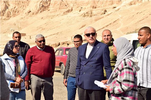 المهندس عبد المطلب عماره محافظ الأقصر خلال الجولة 