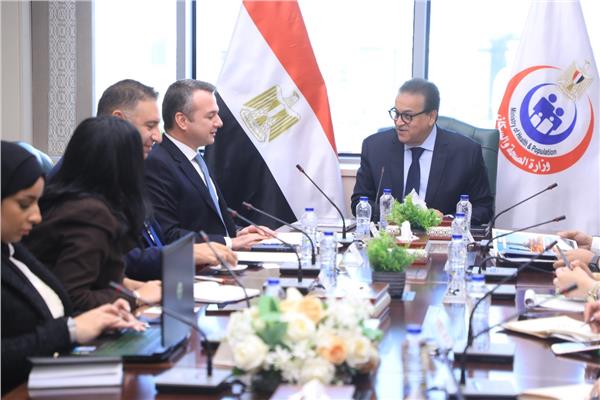 اجتماع وزير الصحة والسكان برئيس مجلس إدارة شركة عالمية لبحث سبل التعاون في القطاع الصحي