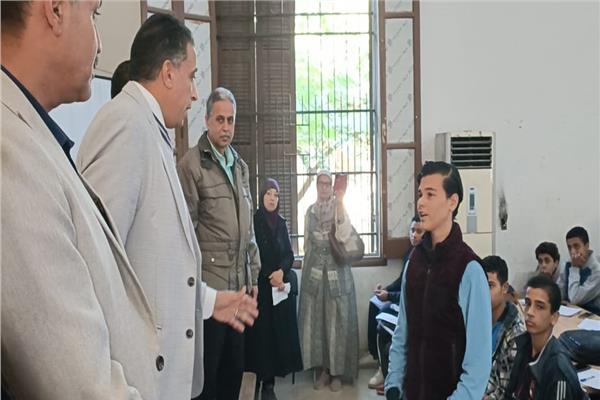 مدير تعليم الجيزة يتابع مجموعات التقوية بمدرسة السعيدية الثانوية