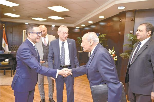 وزير الاستثمار خلال لقائه مع عدد من أعضاء جمعية رجال الأعمال بالإسكندرية